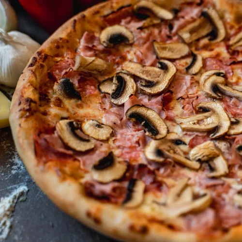 meniu-pizza-adelina-timisoara-pizza-mamamia-livrare-04 Pizza Adelina cu salam, șuncă și ciuperci + Pizzeria Mama Mia – Rețete italiene autentice. Livrare GRATUITĂ în Timișoara și comunele din jur.