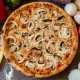 Pizza Al Fungo cu ciuperci și cașcaval + Pizzeria Mama Mia – Rețete italiene autentice. Livrare GRATUITĂ în Timișoara și comunele din jur.