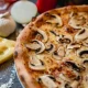 Pizza Al Fungo cu ciuperci și cașcaval + Pizzeria Mama Mia – Rețete italiene autentice. Livrare GRATUITĂ în Timișoara și comunele din jur.