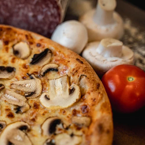 Pizza Al Fungo cu ciuperci și cașcaval + Pizzeria Mama Mia – Rețete italiene autentice. Livrare GRATUITĂ în Timișoara și comunele din jur.