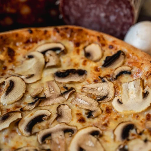 Pizza Al Fungo cu ciuperci și cașcaval + Pizzeria Mama Mia – Rețete italiene autentice. Livrare GRATUITĂ în Timișoara și comunele din jur.