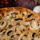 Pizza Al Fungo cu ciuperci și cașcaval + Pizzeria Mama Mia – Rețete italiene autentice. Livrare GRATUITĂ în Timișoara și comunele din jur.