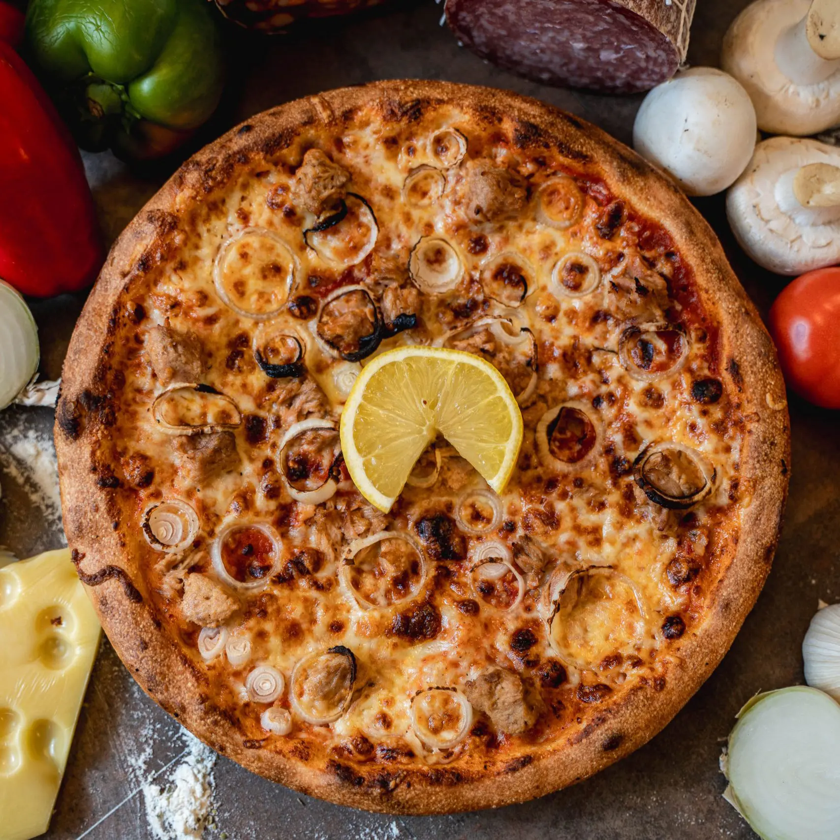Pizza Al Tonno cu ton, ceapă și cașcaval + Pizzeria Mama Mia – Rețete italiene autentice. Livrare GRATUITĂ în Timișoara și comunele din jur.