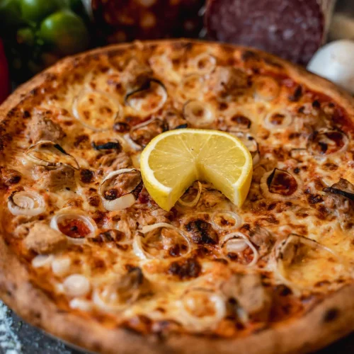 Pizza Al Tonno cu ton, ceapă și cașcaval + Pizzeria Mama Mia – Rețete italiene autentice. Livrare GRATUITĂ în Timișoara și comunele din jur.