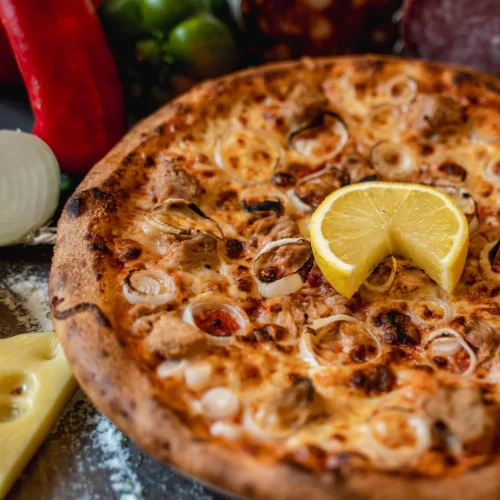 Pizza Al Tonno cu ton, ceapă și cașcaval + Pizzeria Mama Mia – Rețete italiene autentice. Livrare GRATUITĂ în Timișoara și comunele din jur.