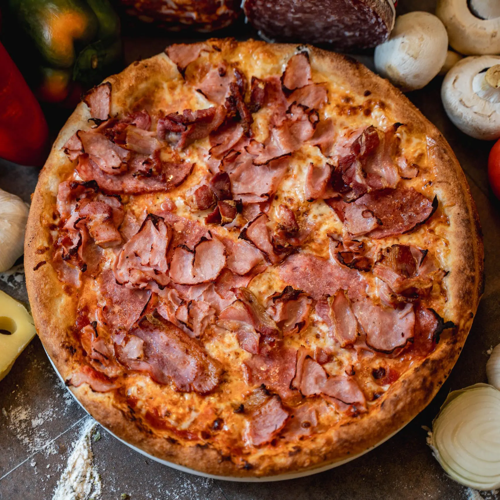 Pizza Antonio cu salam, șuncă și costiță afumată + Pizzeria Mama Mia – Rețete italiene autentice. Livrare GRATUITĂ în Timișoara și comunele din jur.