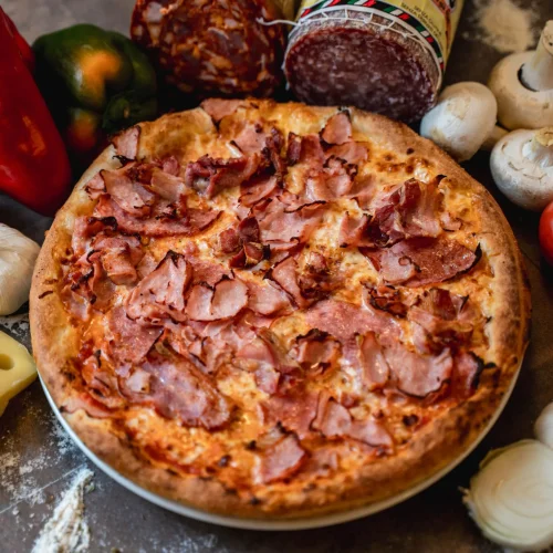 Pizza Antonio cu salam, șuncă și costiță afumată + Pizzeria Mama Mia – Rețete italiene autentice. Livrare GRATUITĂ în Timișoara și comunele din jur.
