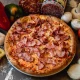 Pizza Antonio cu salam, șuncă și costiță afumată + Pizzeria Mama Mia – Rețete italiene autentice. Livrare GRATUITĂ în Timișoara și comunele din jur.