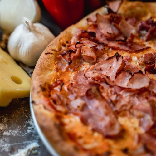 Pizza Antonio cu salam, șuncă și costiță afumată + Pizzeria Mama Mia – Rețete italiene autentice. Livrare GRATUITĂ în Timișoara și comunele din jur.