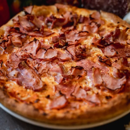 Pizza Antonio cu salam, șuncă și costiță afumată + Pizzeria Mama Mia – Rețete italiene autentice. Livrare GRATUITĂ în Timișoara și comunele din jur.