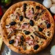 Pizza Capriciosa cu șuncă, ciuperci și sardine + Pizzeria Mama Mia – Rețete italiene autentice. Livrare GRATUITĂ în Timișoara și comunele din jur.