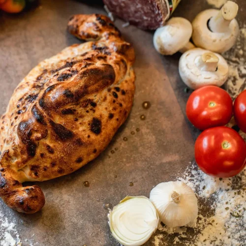 meniu-pizza-dino-calzzone-timisoara-pizza-mamamia-livrare-03 Pizza Dino Calzzone cu salam, șuncă și sos de usturoi + Pizzeria Mama Mia – Rețete italiene autentice. Livrare GRATUITĂ în Timișoara și comunele din jur.