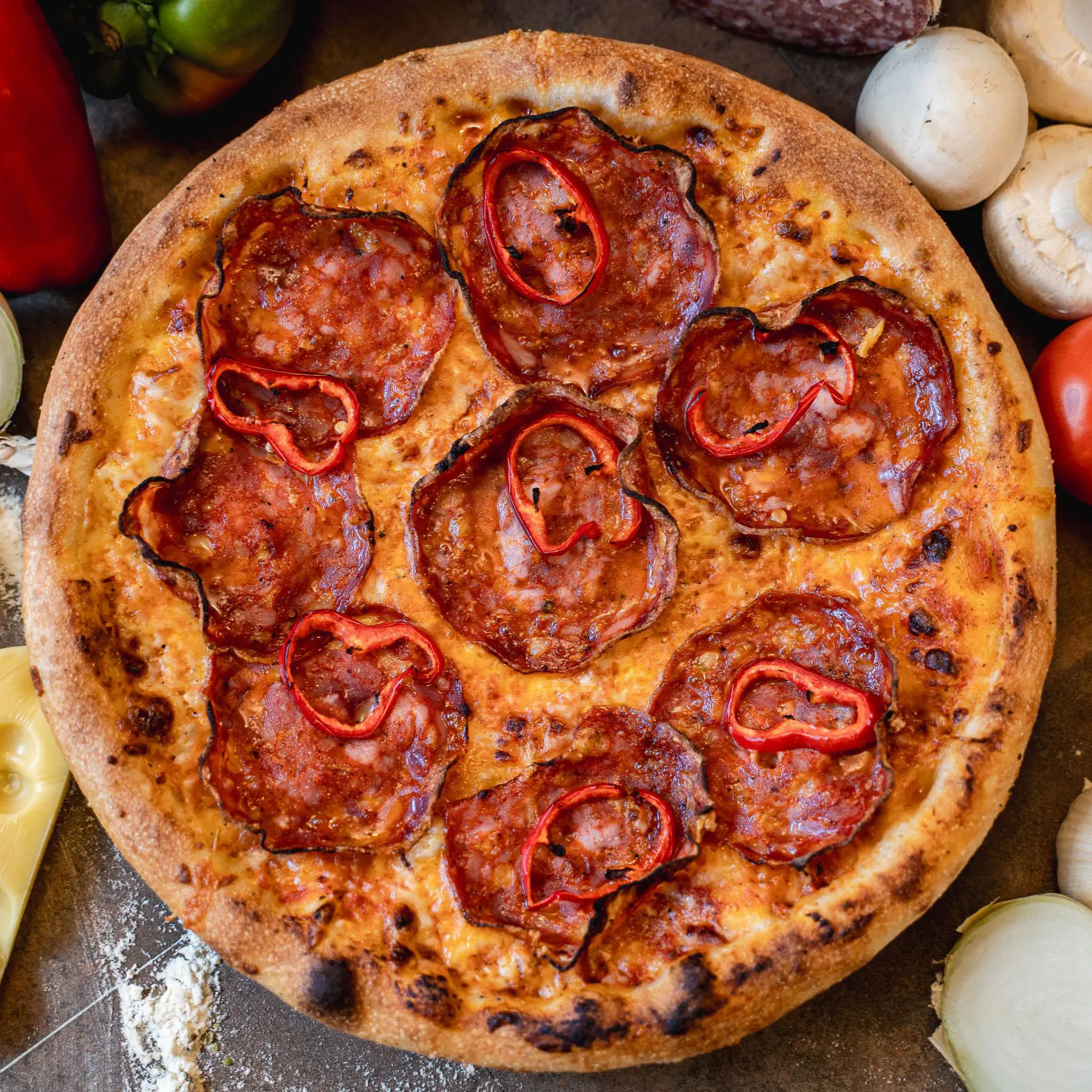 Pizza Duli-Duli cu salam picant și ardei + Pizzeria Mama Mia – Rețete italiene autentice. Livrare GRATUITĂ în Timișoara și comunele din jur.