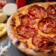 Pizza Duli-Duli cu salam picant și ardei + Pizzeria Mama Mia – Rețete italiene autentice. Livrare GRATUITĂ în Timișoara și comunele din jur.