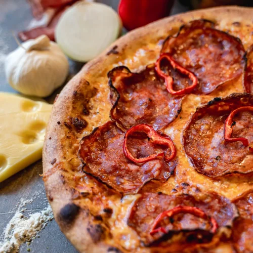 Pizza Duli-Duli cu salam picant și ardei + Pizzeria Mama Mia – Rețete italiene autentice. Livrare GRATUITĂ în Timișoara și comunele din jur.