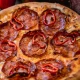 Pizza Duli-Duli cu salam picant și ardei + Pizzeria Mama Mia – Rețete italiene autentice. Livrare GRATUITĂ în Timișoara și comunele din jur.