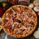 Pizza Fiore cu șuncă, costiță, cârnați și legume + Pizzeria Mama Mia – Rețete italiene autentice. Livrare GRATUITĂ în Timișoara și comunele din jur.