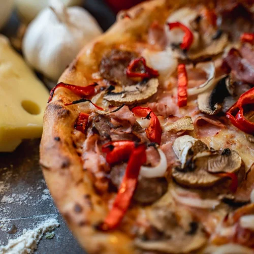 Pizza Fiore cu șuncă, costiță, cârnați și legume + Pizzeria Mama Mia – Rețete italiene autentice. Livrare GRATUITĂ în Timișoara și comunele din jur.