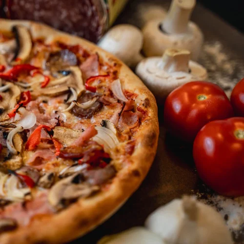 Pizza Fiore cu șuncă, costiță, cârnați și legume + Pizzeria Mama Mia – Rețete italiene autentice. Livrare GRATUITĂ în Timișoara și comunele din jur.