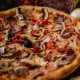 Pizza Fiore cu șuncă, costiță, cârnați și legume + Pizzeria Mama Mia – Rețete italiene autentice. Livrare GRATUITĂ în Timișoara și comunele din jur.