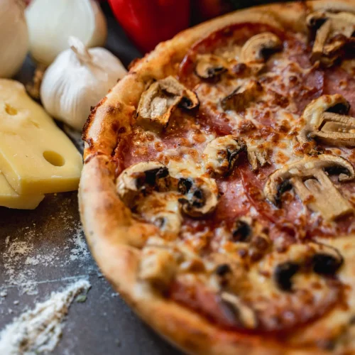Pizza Funghi & Salami cu ciuperci proaspete și salam uscat + Pizzeria Mama Mia – Rețete italiene autentice. Livrare GRATUITĂ în Timișoara și comunele din jur.
