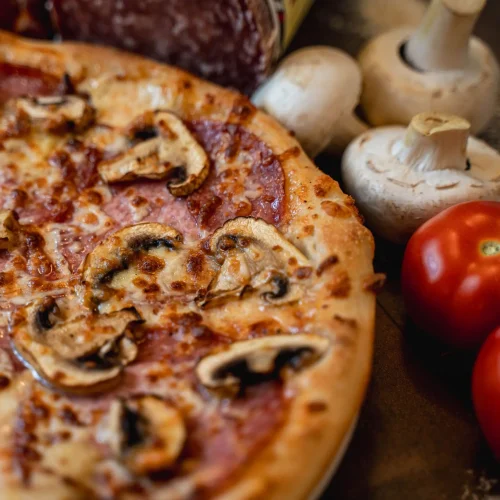 Pizza Funghi & Salami cu ciuperci proaspete și salam uscat + Pizzeria Mama Mia – Rețete italiene autentice. Livrare GRATUITĂ în Timișoara și comunele din jur.