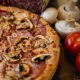 Pizza Funghi & Salami cu ciuperci proaspete și salam uscat + Pizzeria Mama Mia – Rețete italiene autentice. Livrare GRATUITĂ în Timișoara și comunele din jur.