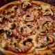 Pizza Funghi & Salami cu ciuperci proaspete și salam uscat + Pizzeria Mama Mia – Rețete italiene autentice. Livrare GRATUITĂ în Timișoara și comunele din jur.