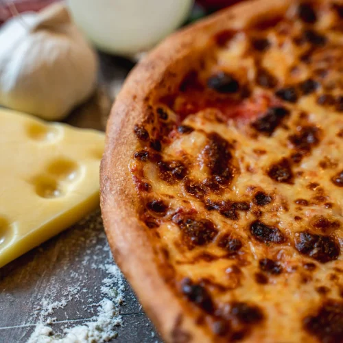 Pizza Margherita cu sos roșii și cașcaval – rețetă simplă și autentică + Pizzeria Mama Mia. Livrare GRATUITĂ în Timișoara și comunele din jur.