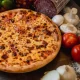 Pizza Margherita cu sos roșii și cașcaval – rețetă simplă și autentică + Pizzeria Mama Mia. Livrare GRATUITĂ în Timișoara și comunele din jur.