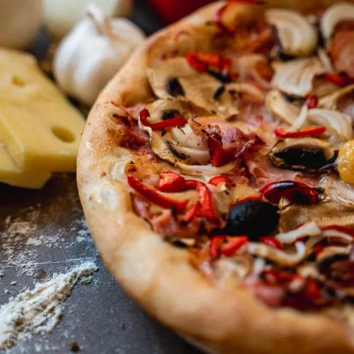 meniu-pizza-nuova-mama-mia-timisoara-pizza-mamamia-livrare-02 Pizza Nuova Mama Mia cu salam, șuncă, legume și ou + Pizzeria Mama Mia – Rețete italiene autentice. Livrare GRATUITĂ în Timișoara și comunele din jur.