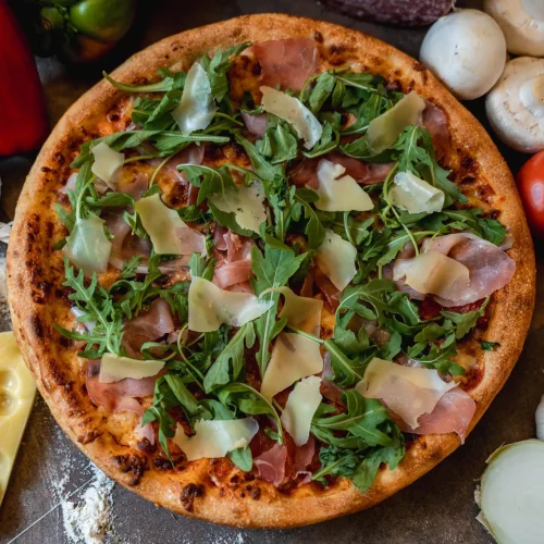 meniu-pizza-prosciutto-crudo-timisoara-pizza-mamamia-livrare-01 Pizza Prosciutto Crudo cu jambon serrano, rucola și parmezan + Pizzeria Mama Mia – Rețete italiene autentice. Livrare GRATUITĂ în Timișoara și comunele din jur.