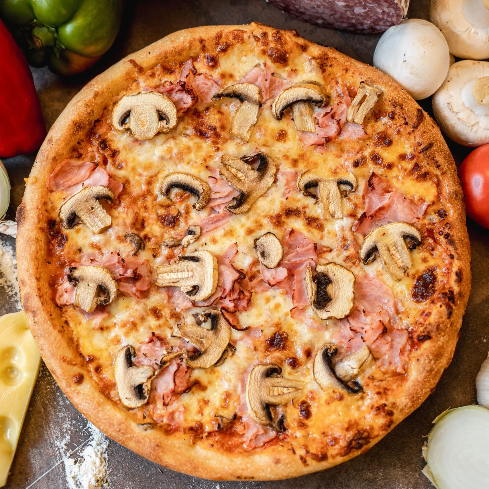 Pizza Prosciutto Funghi cu șuncă și ciuperci + Pizzeria Mama Mia – Rețete italiene autentice. Livrare GRATUITĂ în Timișoara și comunele din jur.