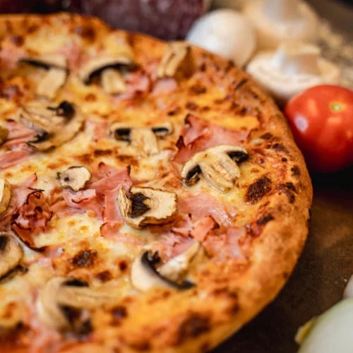 Pizza Prosciutto Funghi cu șuncă și ciuperci + Pizzeria Mama Mia – Rețete italiene autentice. Livrare GRATUITĂ în Timișoara și comunele din jur.