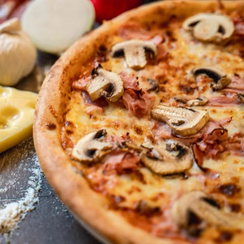 Pizza Prosciutto Funghi cu șuncă și ciuperci + Pizzeria Mama Mia – Rețete italiene autentice. Livrare GRATUITĂ în Timișoara și comunele din jur.