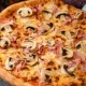 Pizza Prosciutto Funghi cu șuncă și ciuperci + Pizzeria Mama Mia – Rețete italiene autentice. Livrare GRATUITĂ în Timișoara și comunele din jur.