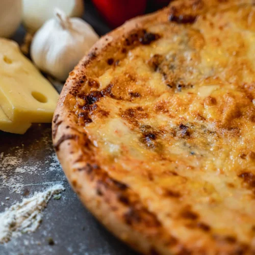 meniu-pizza-quattro-formaggi-timisoara-pizza-mamamia-livrare-02 Pizza Quattro Formaggi cu cașcaval, gorgonzola, emmentaller și parmezan + Pizzeria Mama Mia – Rețete italiene autentice. Livrare GRATUITĂ în Timișoara și comunele din jur.