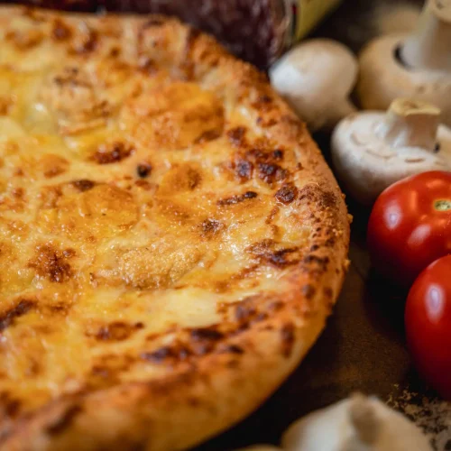 meniu-pizza-quattro-formaggi-timisoara-pizza-mamamia-livrare-03 Pizza Quattro Formaggi cu cașcaval, gorgonzola, emmentaller și parmezan + Pizzeria Mama Mia – Rețete italiene autentice. Livrare GRATUITĂ în Timișoara și comunele din jur.