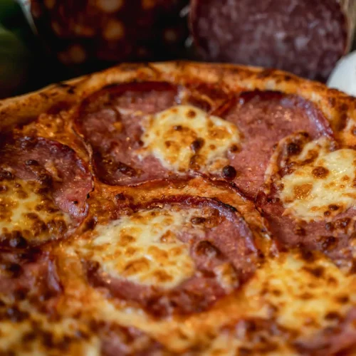 meniu-pizza-salami-timisoara-pizza-mamamia-livrare-04 Pizza Salami cu salam uscat Milano și cașcaval + Pizzeria Mama Mia – Rețete italiene autentice. Livrare GRATUITĂ în Timișoara și comunele din jur.