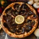 Pizza Vaca Cosi cu carne de vită și lămâie + Pizzeria Mama Mia – Rețete italiene autentice. Livrare GRATUITĂ în Timișoara și comunele din jur.