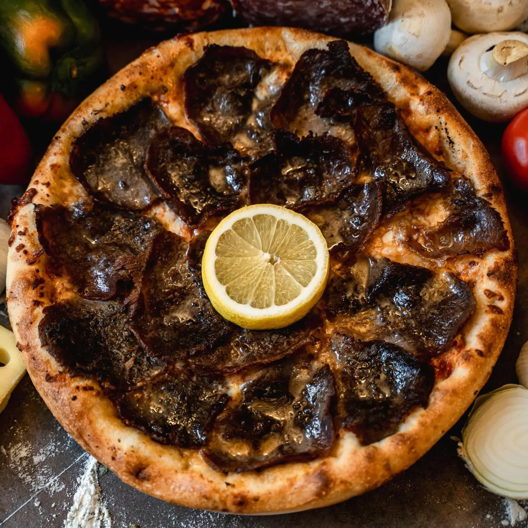 Pizza Vaca Cosi cu carne de vită și lămâie + Pizzeria Mama Mia – Rețete italiene autentice. Livrare GRATUITĂ în Timișoara și comunele din jur.