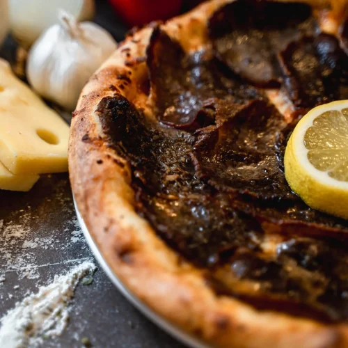 Pizza Vaca Cosi cu carne de vită și lămâie + Pizzeria Mama Mia – Rețete italiene autentice. Livrare GRATUITĂ în Timișoara și comunele din jur.