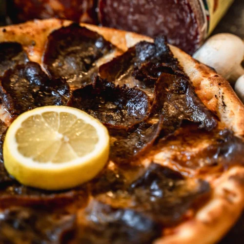 Pizza Vaca Cosi cu carne de vită și lămâie + Pizzeria Mama Mia – Rețete italiene autentice. Livrare GRATUITĂ în Timișoara și comunele din jur.