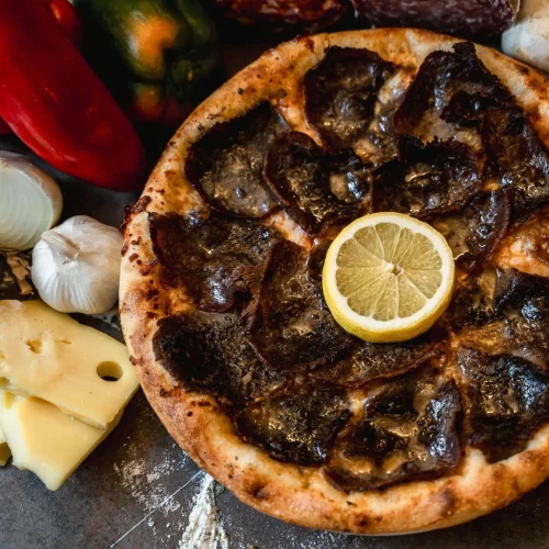 Pizza Vaca Cosi cu carne de vită și lămâie + Pizzeria Mama Mia – Rețete italiene autentice. Livrare GRATUITĂ în Timișoara și comunele din jur.