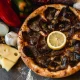 Pizza Vaca Cosi cu carne de vită și lămâie + Pizzeria Mama Mia – Rețete italiene autentice. Livrare GRATUITĂ în Timișoara și comunele din jur.