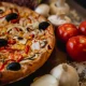 meniu-pizza-vegetariana-timisoara-pizza-mamamia-livrare-03 Pizza Vegetariana cu legume proaspete, cașcaval și măsline + Pizzeria Mama Mia – Rețete italiene autentice. Livrare GRATUITĂ în Timișoara și comunele din jur.